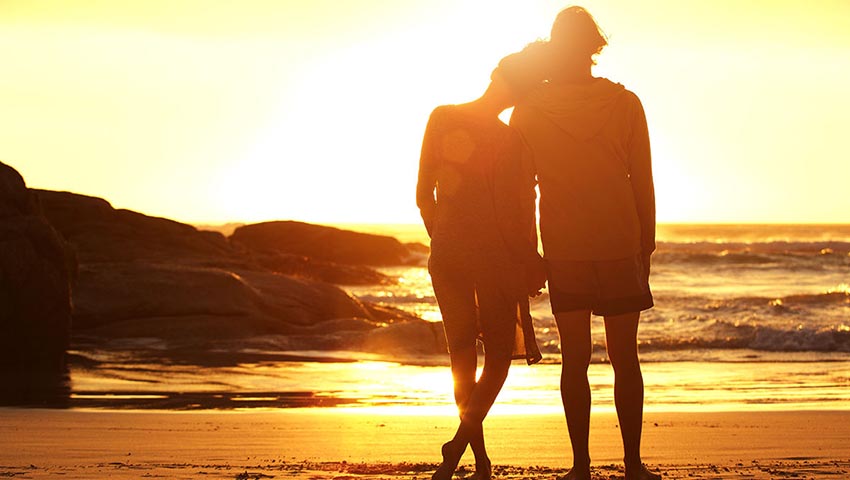 Pareja al sol en playa - Historias Cortas