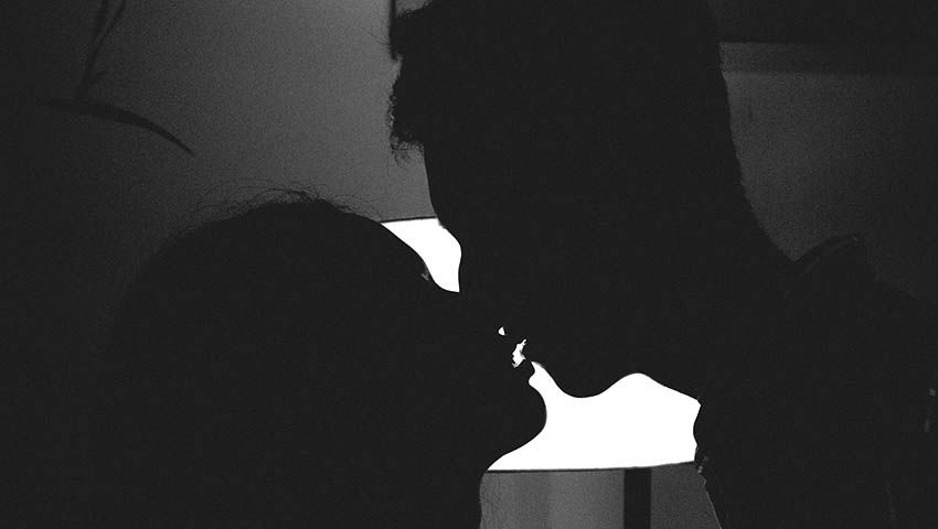 Beso en sombras - Historias Cortas