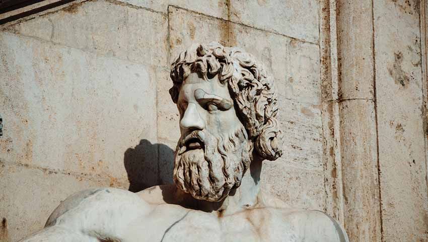 Estatua Antigua - Historias Cortas