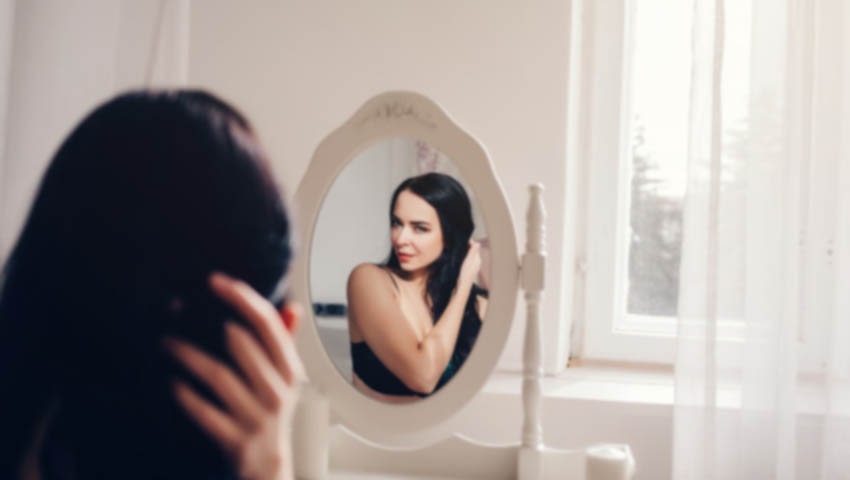 Mujer ante espejo - Historias Cortas