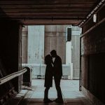 Beso pareja en túnel - Historias Cortas