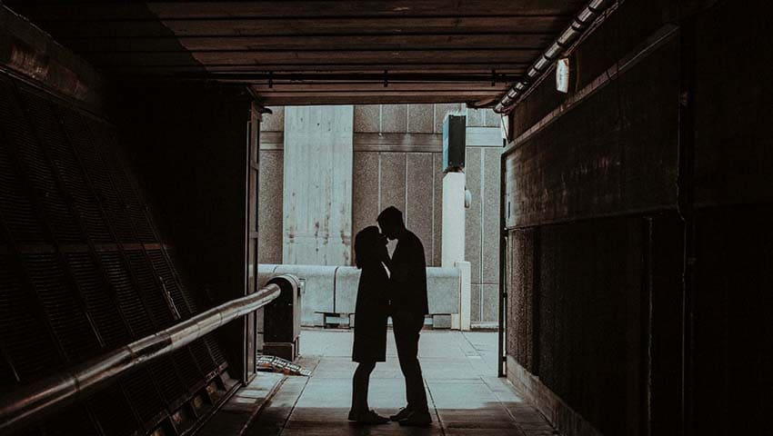 Beso pareja en túnel - Historias Cortas