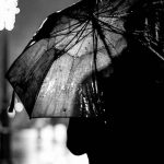 Hombre bajo lluvia nocturna - Historias Cortas