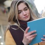 Mujer leyendo un libro – Historias Cortas