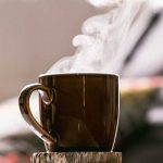 Taza de café humeante - Historias Cortas